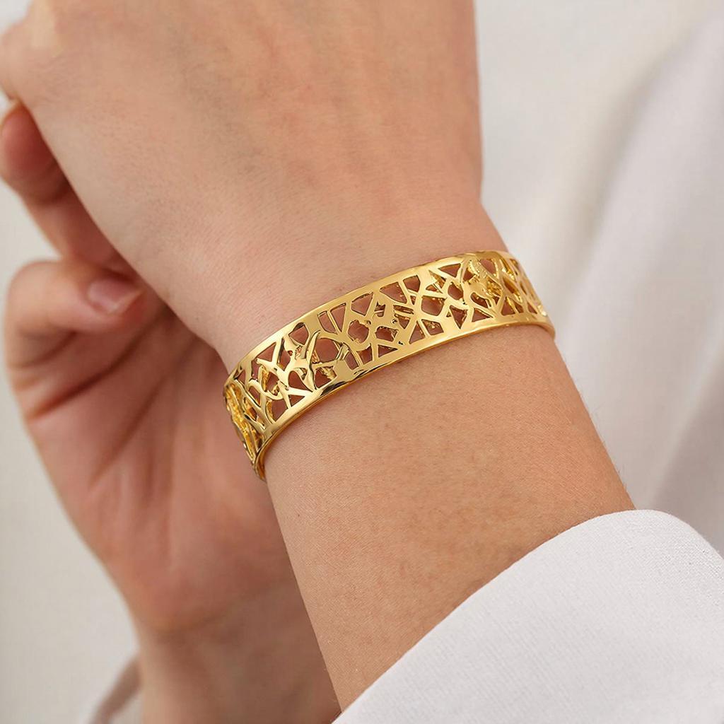 Женский золотой браслет на руку: выбор, покупка и искусство дополнения образа